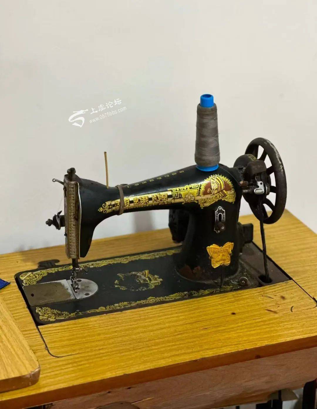 縫紉機(jī) 嘎吱作響的童年，與永不褪色的母愛